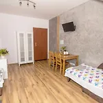 Apikraina مزرعة للإقامة Dziwiszow