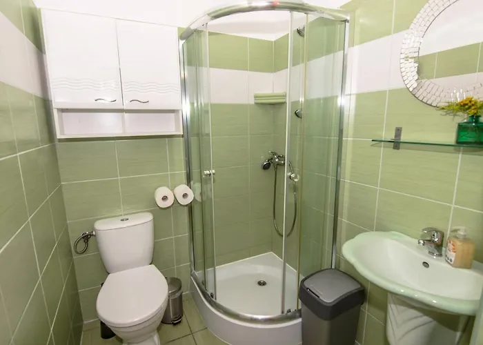 Apikraina مزرعة للإقامة *